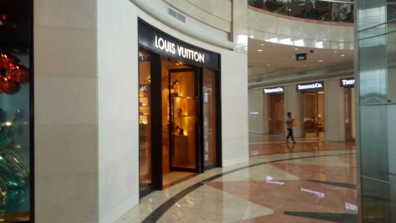 Menelusuri Jejak Abang Go-Jek di Gerai Louis Vuitton Menelusuri Jejak Abang Go-Jek di Gerai Louis Vuitton