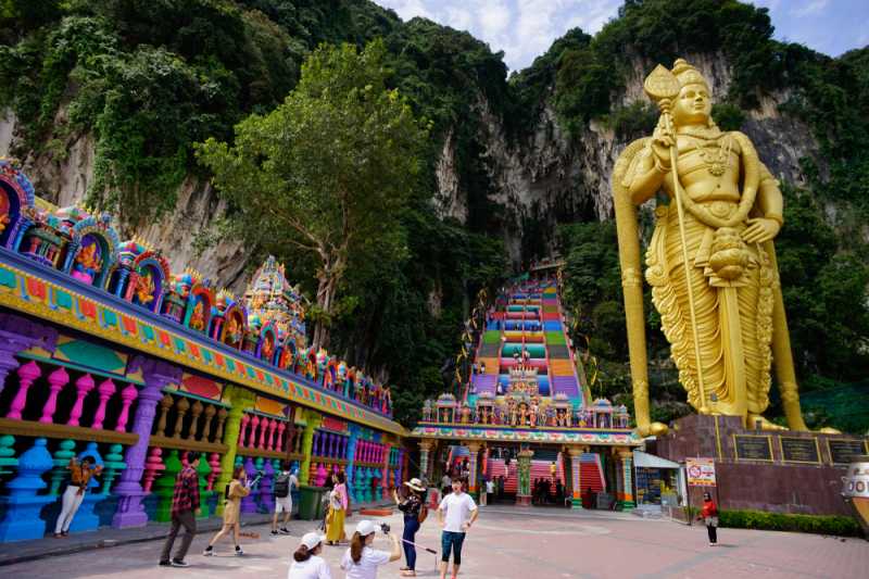 Menengok Indahnya Tangga Warna-Warni Batu Caves yang Picu Kontroversi 