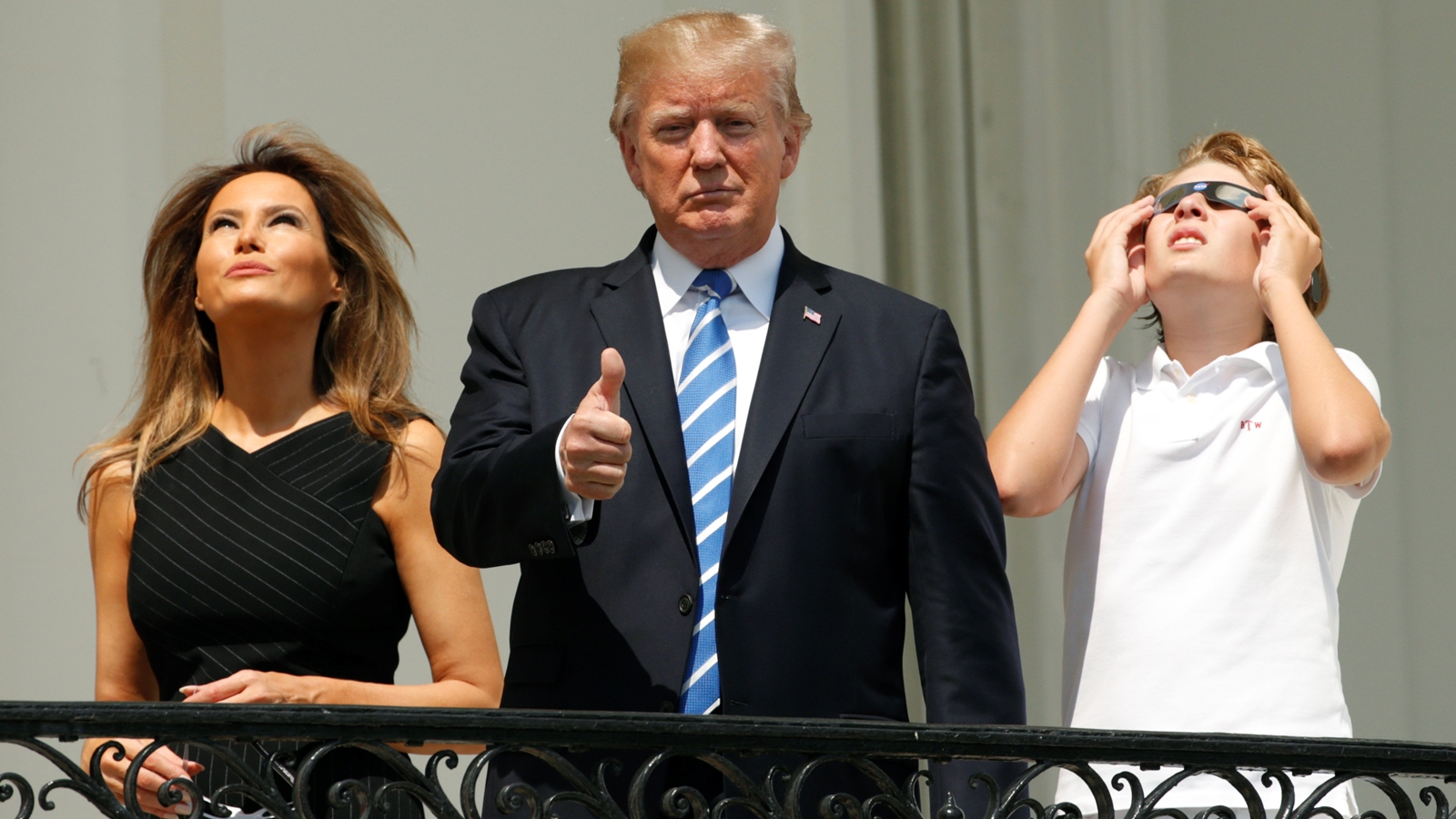 Gaya Trump Melihat Gerhana Matahari Total di Balkon Gedung Putih
