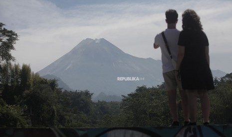 Merapi Meletus, Bandara Adi Soemarmo Ditutup