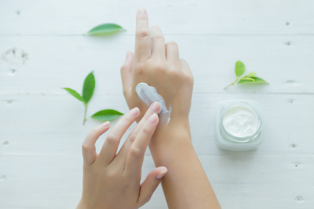 5 Resep DIY & Cara Ampuh Menghaluskan Telapak Tangan 5 Resep DIY & Cara Ampuh Menghaluskan Telapak Tangan