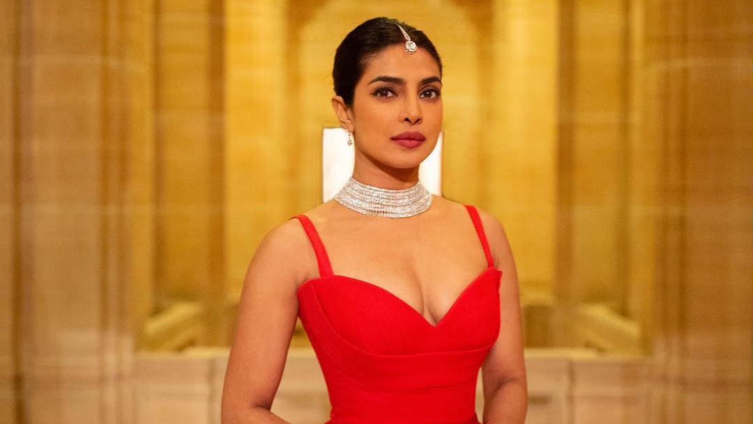 Priyanka Chopra Kembali Memukau Dunia Mode Lewat Gaun Merah dari Dior