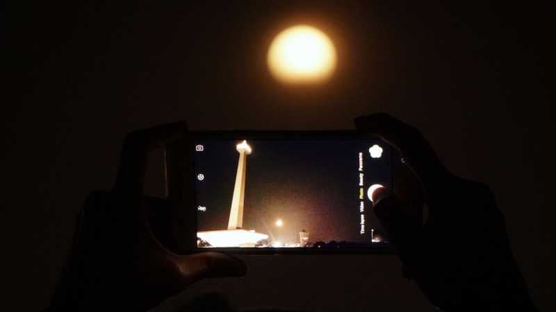 Gerhana Bulan Tertutup Awan, Antrean Pemakai Teleskop di Monas Disetop Gerhana Bulan Tertutup Awan, Antrean Pemakai Teleskop di Monas Disetop