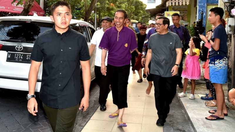 Sandal Jepit yang Menemani Kegiatan Jokowi di Raja Ampat hingga Bali Sandal Jepit yang Menemani Kegiatan Jokowi di Raja Ampat hingga Bali