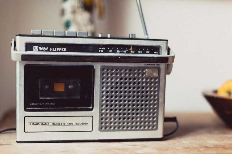 Menggugat Masa Depan Bisnis Radio Menggugat Masa Depan Bisnis Radio