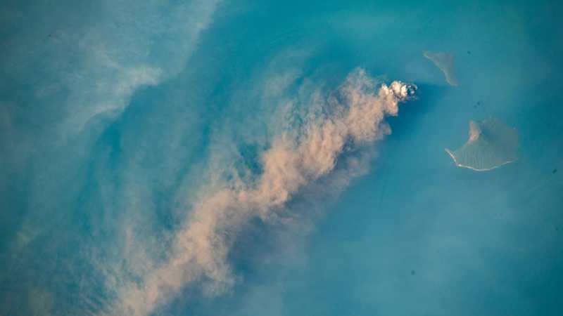 Melihat Gambar Erupsi Anak Krakatau dari Luar Angkasa Melihat Gambar Erupsi Anak Krakatau dari Luar Angkasa