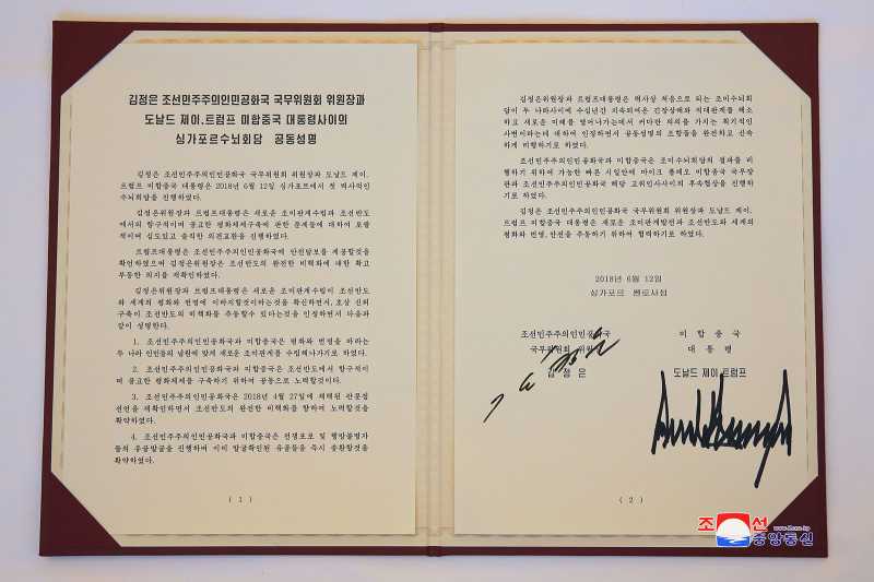 Saat Ahli Grafologi Memaknai Tanda Tangan Trump dan Kim Saat Ahli Grafologi Memaknai Tanda Tangan Trump dan Kim