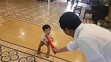 Momen Jokowi Main Bola dan Pedang-pedangan dengan Cucu Momen Jokowi Main Bola dan Pedang-pedangan dengan Cucu