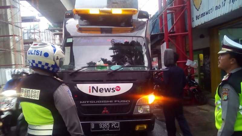 Saat Mobil Stasiun TV yang Pakai Rotator Terciduk Polisi Saat Mobil Stasiun TV yang Pakai Rotator Terciduk Polisi