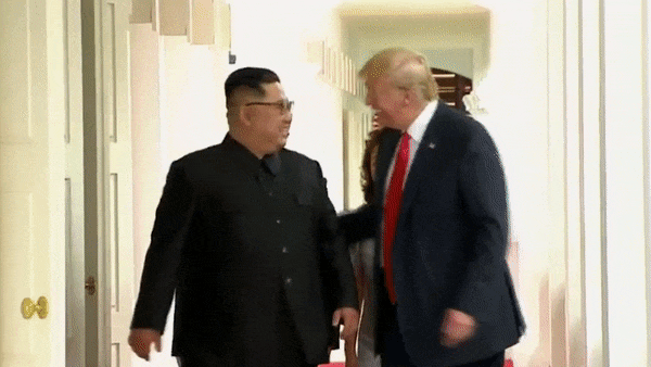 Momen ‘Mesra’ Trump dan Kim Jong-un yang Tertangkap Kamera Momen ‘Mesra’ Trump dan Kim Jong-un yang Tertangkap Kamera
