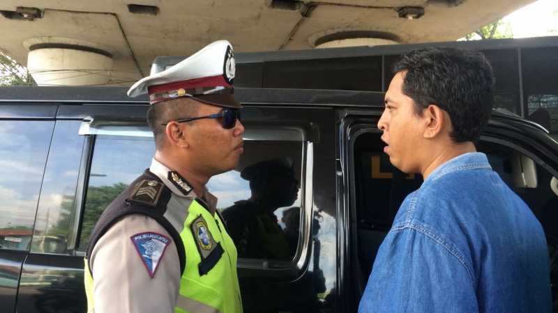 Drama Pengendara Ngeyel saat Operasi Zebra Jaya di Kampung Melayu Drama Pengendara Ngeyel saat Operasi Zebra Jaya di Kampung Melayu
