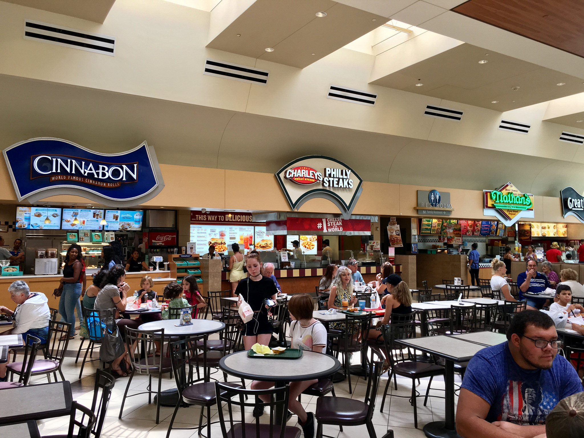 Mengapa Food Court Selalu Menempati Lantai Paling Atas Mal? Mengapa Food Court Selalu Menempati Lantai Paling Atas Mal?