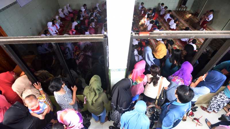 Orang Tua Ramai-ramai Mengantar Anak di Hari Pertama Sekolah