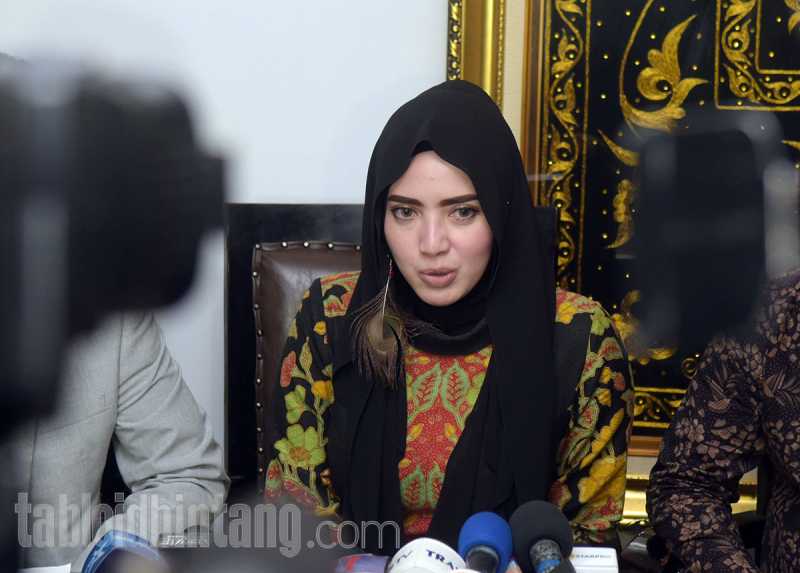 Dituding Murahan, Yulia Mochamad: Sini Ngopi Bareng Sambil Garukin Dituding Murahan, Yulia Mochamad: Sini Ngopi Bareng Sambil Garukin