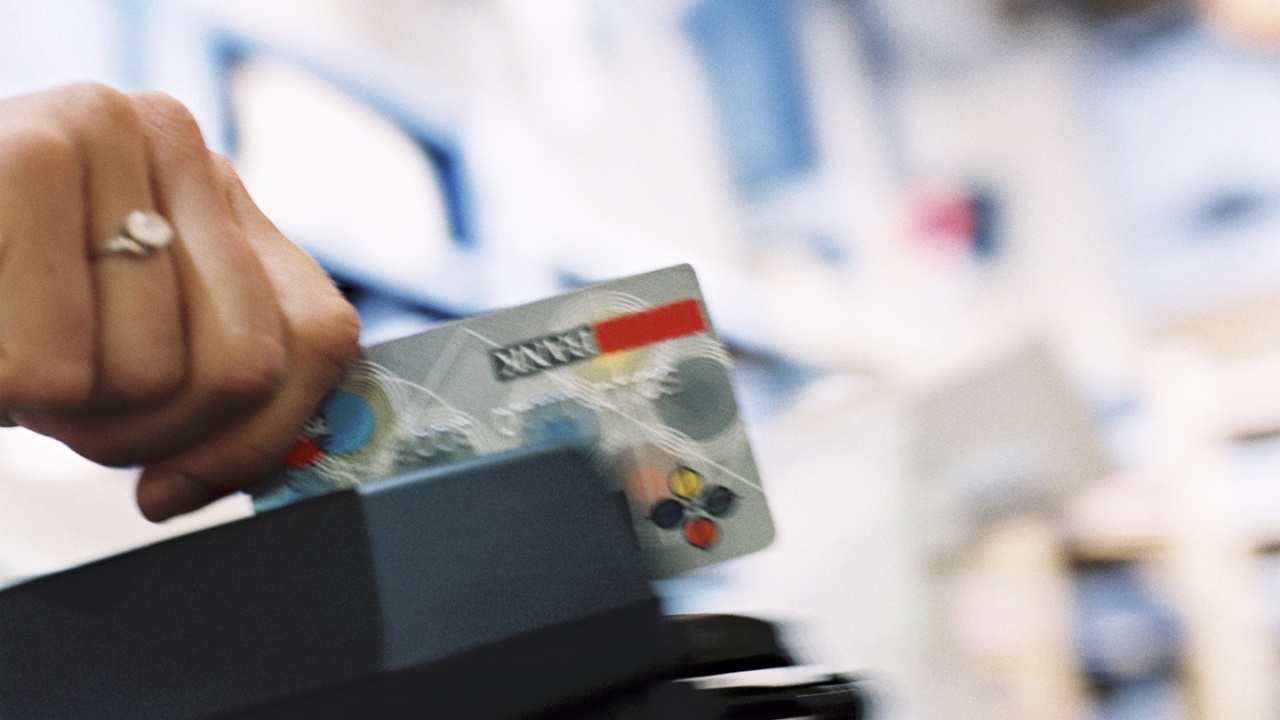Hati-hati Gesek Kartu Kredit di Mesin Kasir, Rawan Pencurian Data