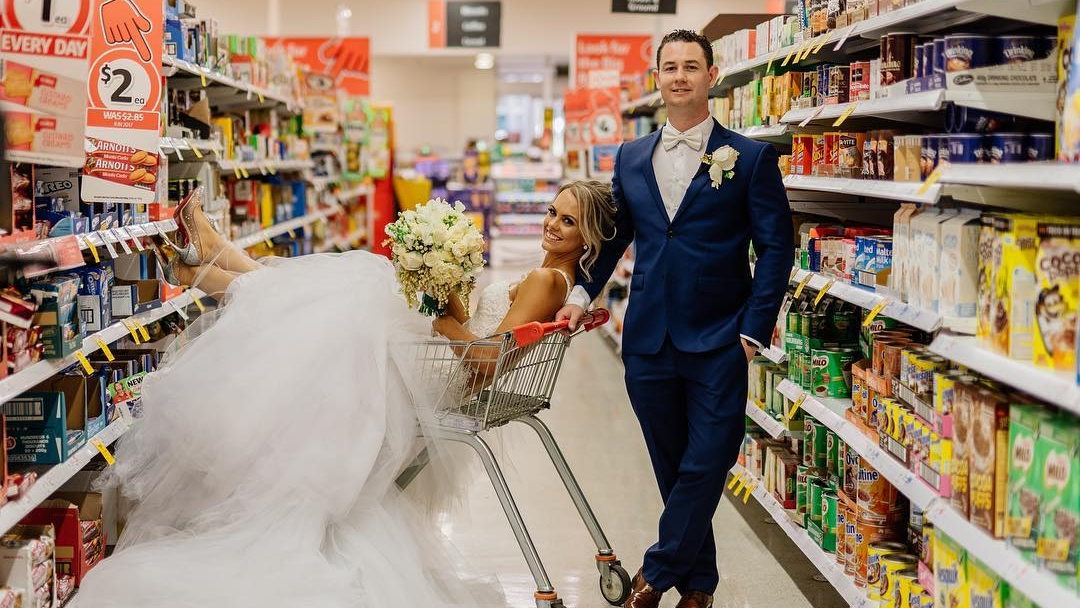 Aksi Unik Pengantin Pilih Lokasi Foto Pernikahan di Supermarket