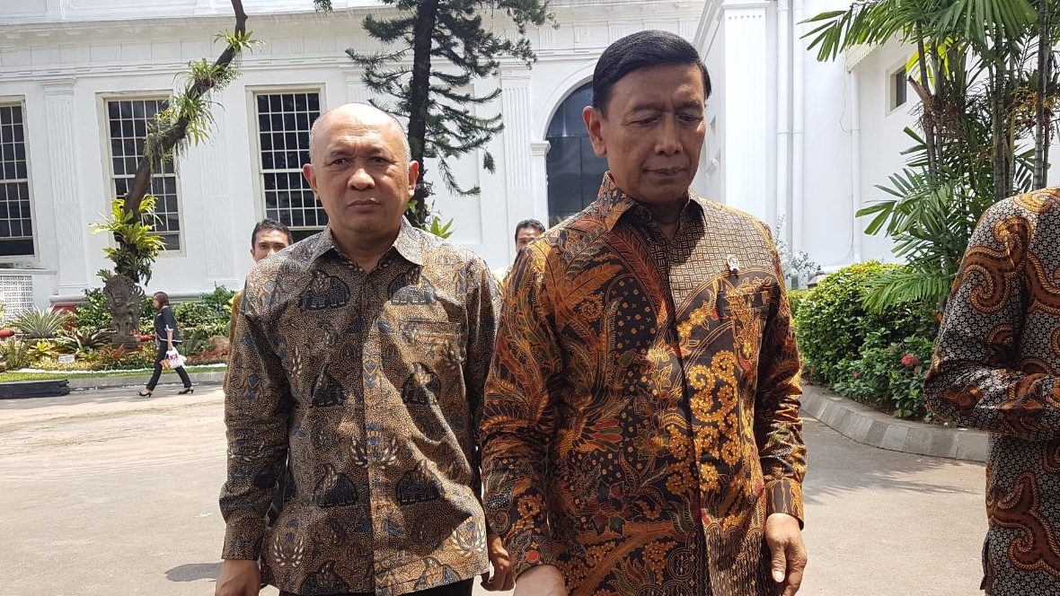 Menkopolhukam Wiranto Tertawa Saat Salah Masuk Mobil di Istana