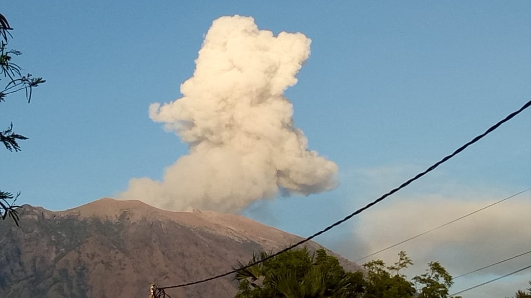 Gunung Agung Erupsi, Lontarkan Lava Pijar 2 Km