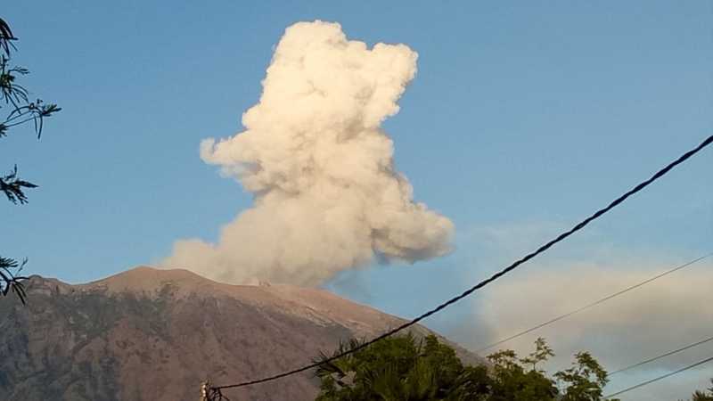 Gunung Agung Erupsi, Lontarkan Lava Pijar 2 Km Gunung Agung Erupsi, Lontarkan Lava Pijar 2 Km
