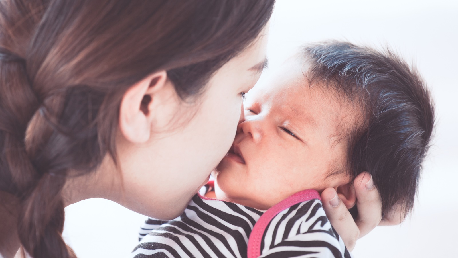 Mencium Bayi Baru Lahir Berbahaya, Benarkah?