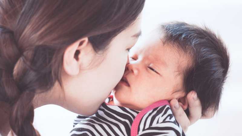Mencium Bayi Baru Lahir Berbahaya, Benarkah? Mencium Bayi Baru Lahir Berbahaya, Benarkah?