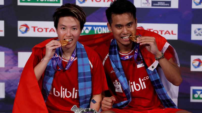 Atlet-atlet yang Menggigit Medalinya Atlet-atlet yang Menggigit Medalinya