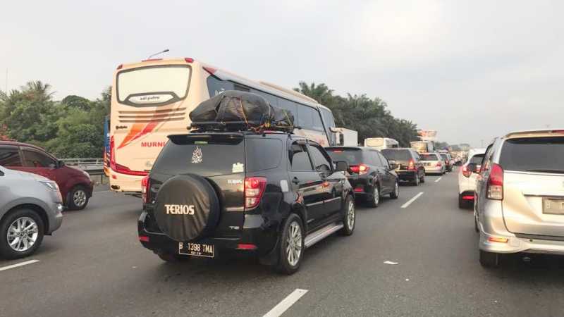 12 Jam Terjebak di Tol Cikampek 12 Jam Terjebak di Tol Cikampek
